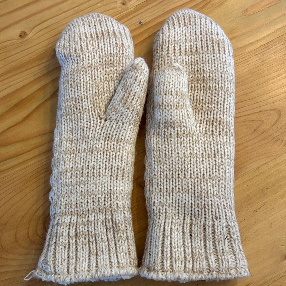 Jack Wolfskin Beige Knit Mittens with Sherpa lining women’s size small cozy